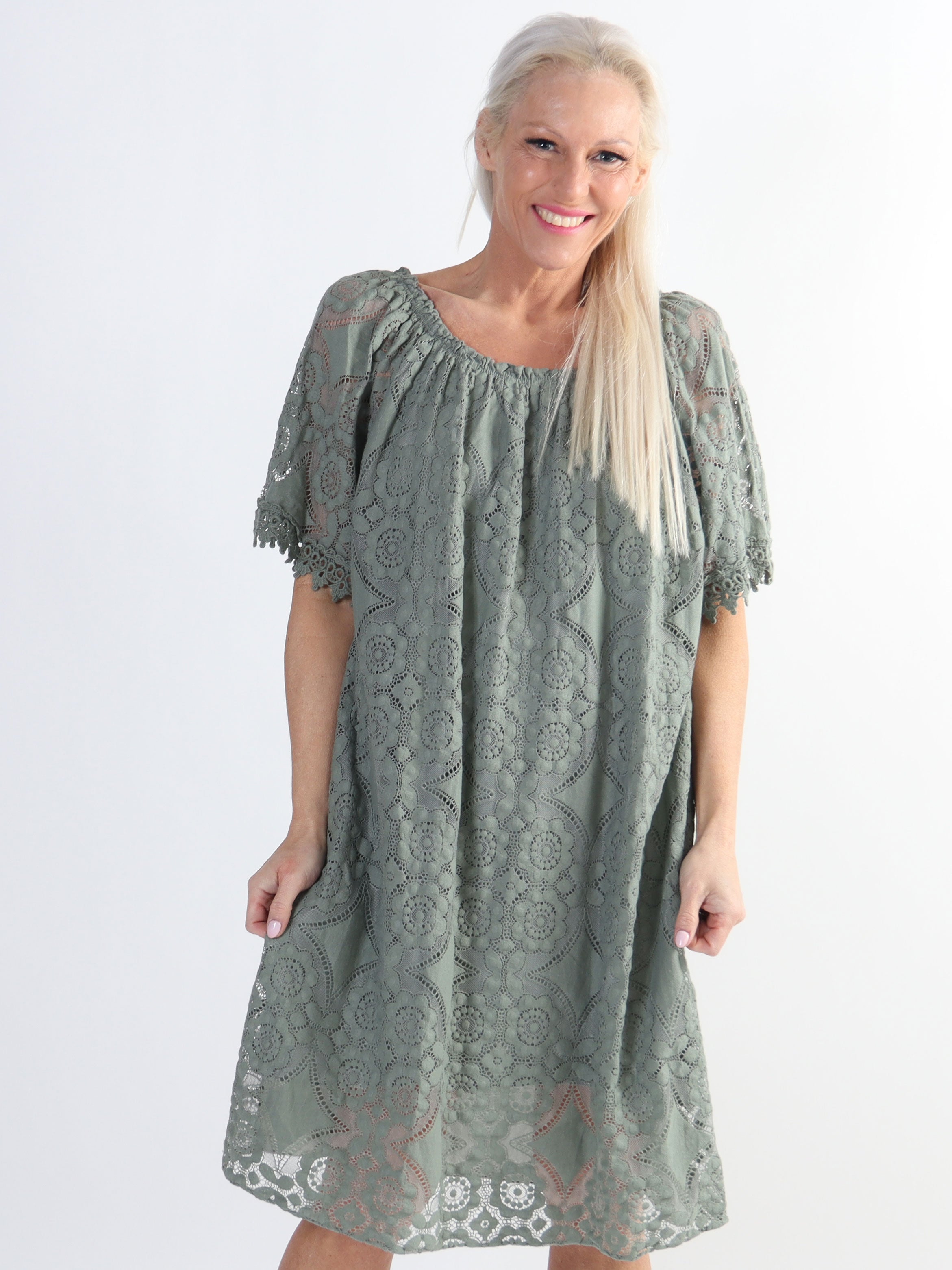 Thea - Plus size blondekjole med elastikkant i udskæringen